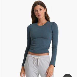 Long sleeve cropped Vuori shirt size small